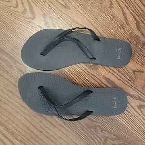 NWOT Sanuk Flip Flops size 10
